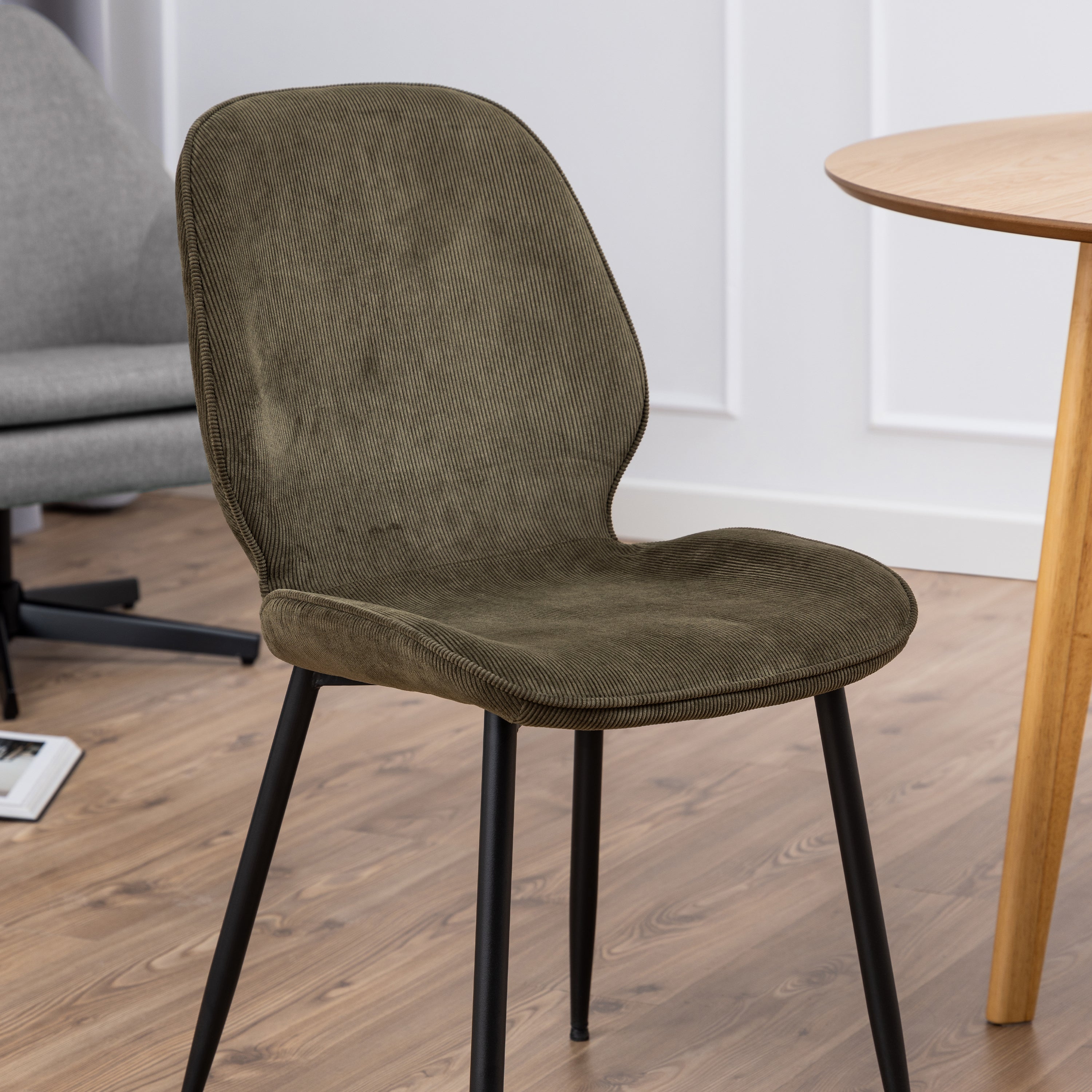 Nagano Round Dining Table in Oak 120cm includes 4 Femke Dining Chairs in Olive Green